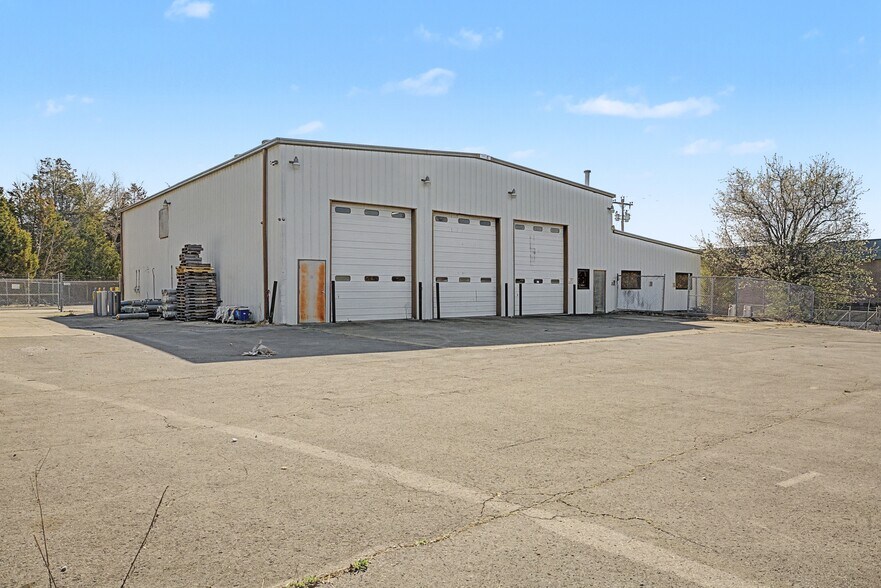 More Photos Of 225 Fiberglass Dr, Mount Juliet Warehouse For Sale