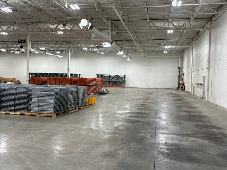 More Photos Of 9980 S Oakwood Park Dr, Franklin Manufacturing For Sale