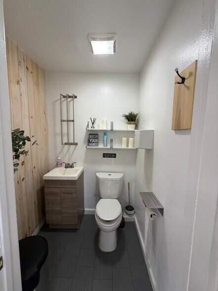 More Photos Of 2909 Ditmars Blvd, Astoria Flex For Lease