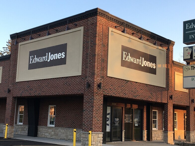More Photos Of 111-119 E Goldsborough St, Crown Point Storefront For Lease