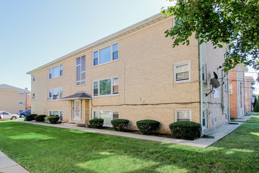 Primary Photo Of 6920 N Rosemary Ln, Niles Apartments For Sale