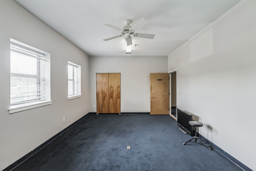 More Photos Of 600 Deer Rd, Cherry Hill Light Distribution For Sale