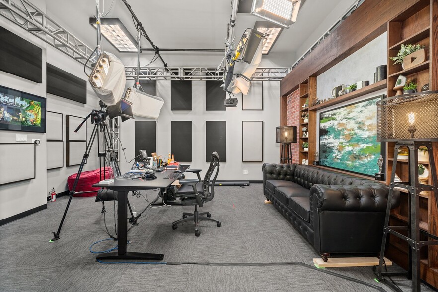 More Photos Of 5250 Vineland Ave, North Hollywood Loft Creative Space For Lease