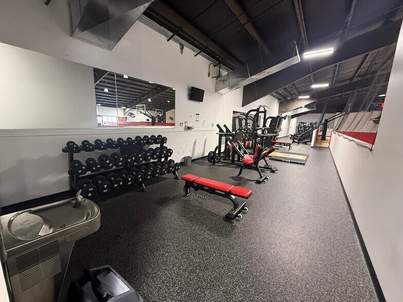 More Photos Of 6970 N Broadway St, Kansas City Showroom For Lease