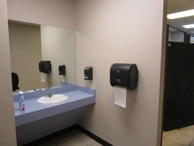 More Photos Of 7127-7133 Riverside Pky, Tulsa Office For Sale