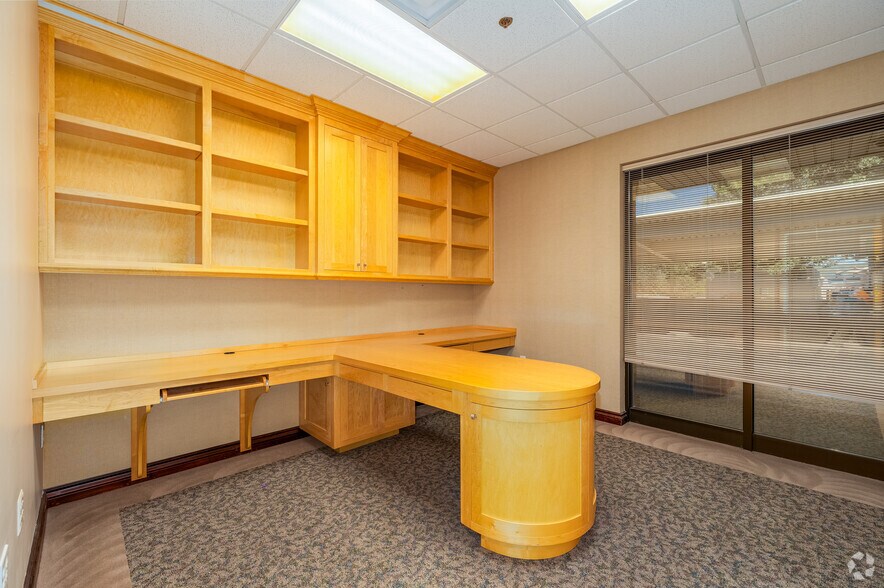 More Photos Of 2900 S National Ave, Springfield Medical For Lease