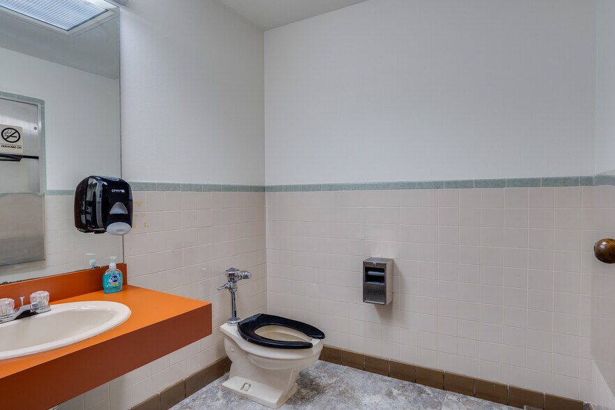 More Photos Of 2716 Commerce St, Wichita Falls Industrial For Sale