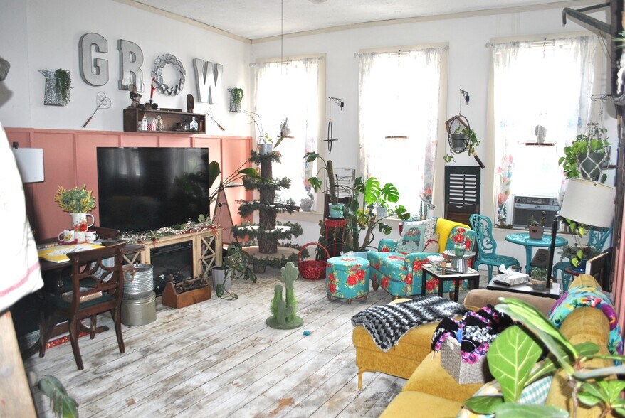 More Photos Of 209 W Main St, Circleville Storefront For Sale