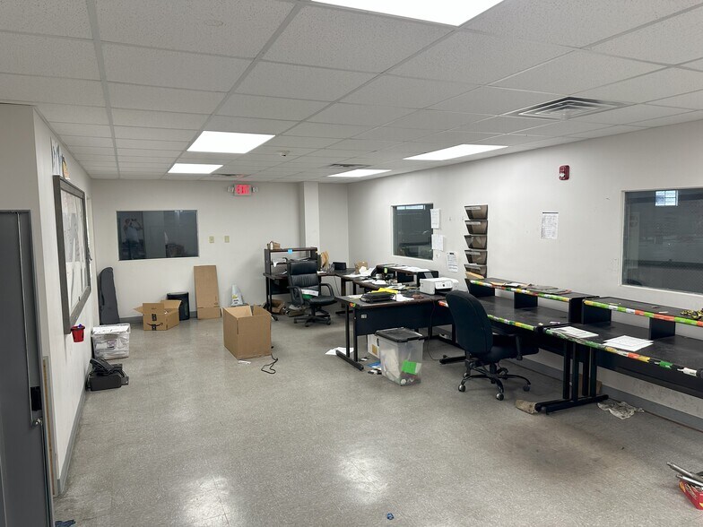 More Photos Of 10609 N Dual Dr, Baton Rouge Storefront For Lease