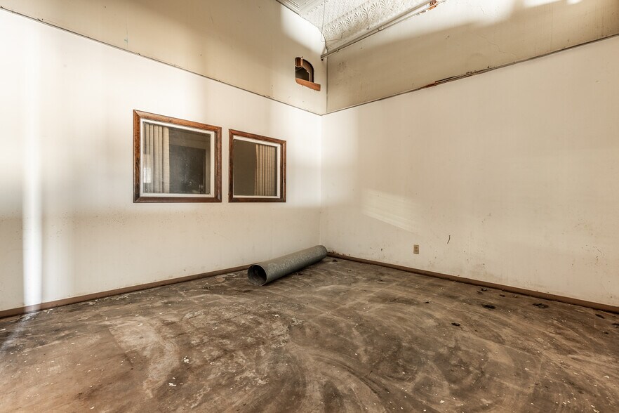More Photos Of 611-613 W Chickasha Ave, Chickasha Storefront Retail Office For Lease