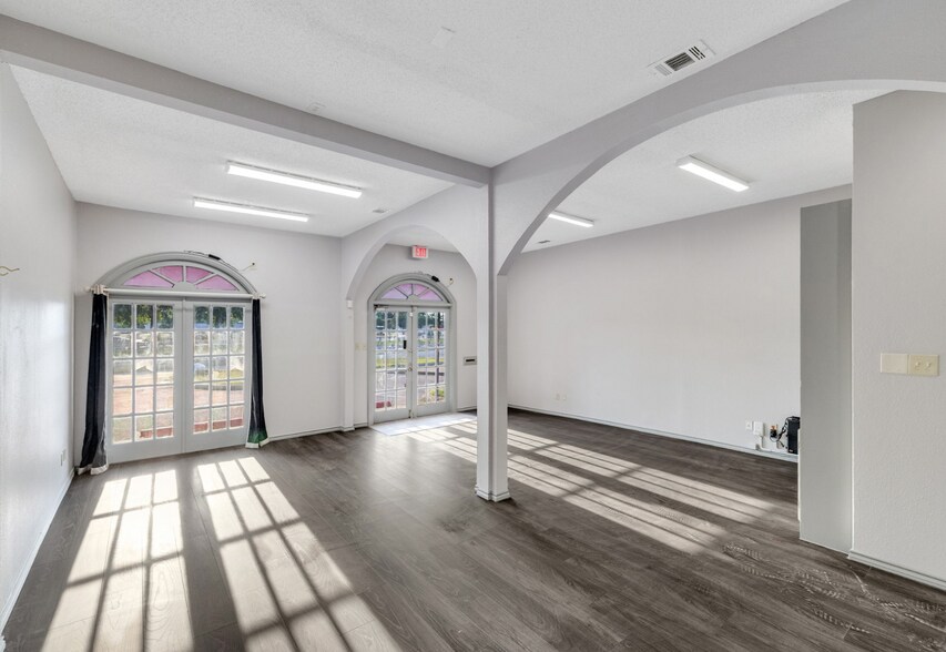 More Photos Of 1619 W Irving Blvd, Irving Loft Creative Space For Lease