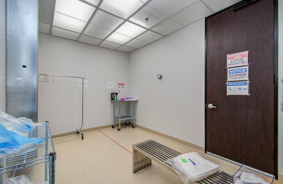 More Photos Of 9330 Kirby Dr, Houston Research And Development For Lease