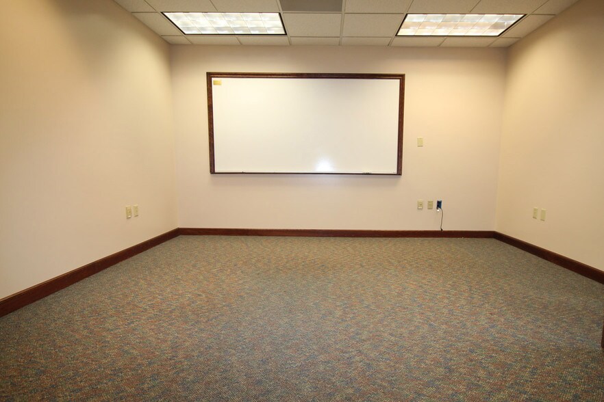 More Photos Of 8310 Clinton Park Dr, Fort Wayne Flex For Lease