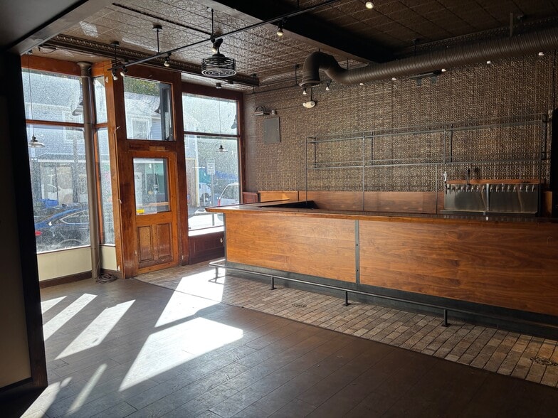 More Photos Of 78 Franklin St, Norwich Storefront Retail Office For Lease