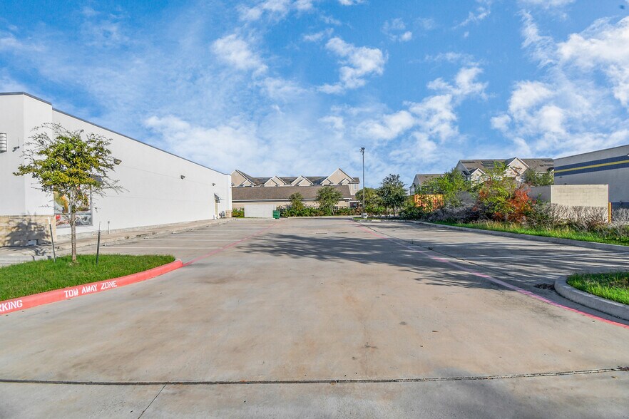 More Photos Of 10423 N Sam Houston Pky E, Humble Sports And Entertainment For Sale