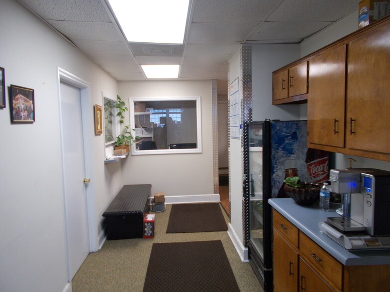 More Photos Of 225 W Hill St, Thomson Industrial For Sale