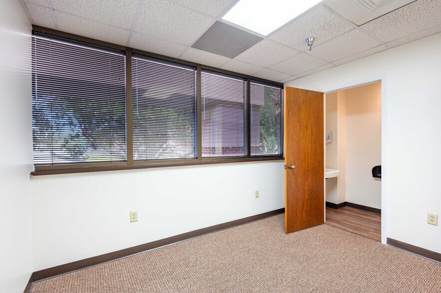 More Photos Of 6719 Gall Blvd, Zephyrhills Medical For Sale