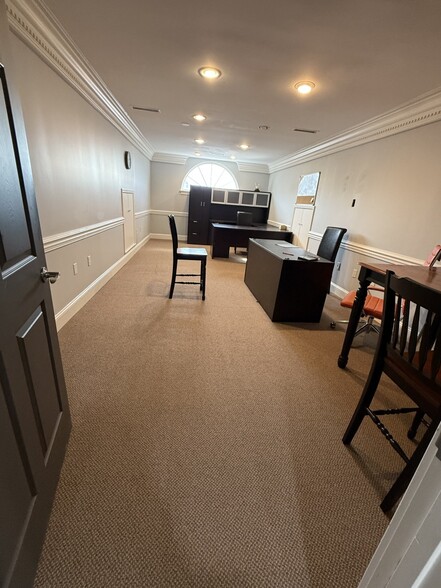 More Photos Of 7 Brendan Way, Greenville Storefront Retail Office For Lease