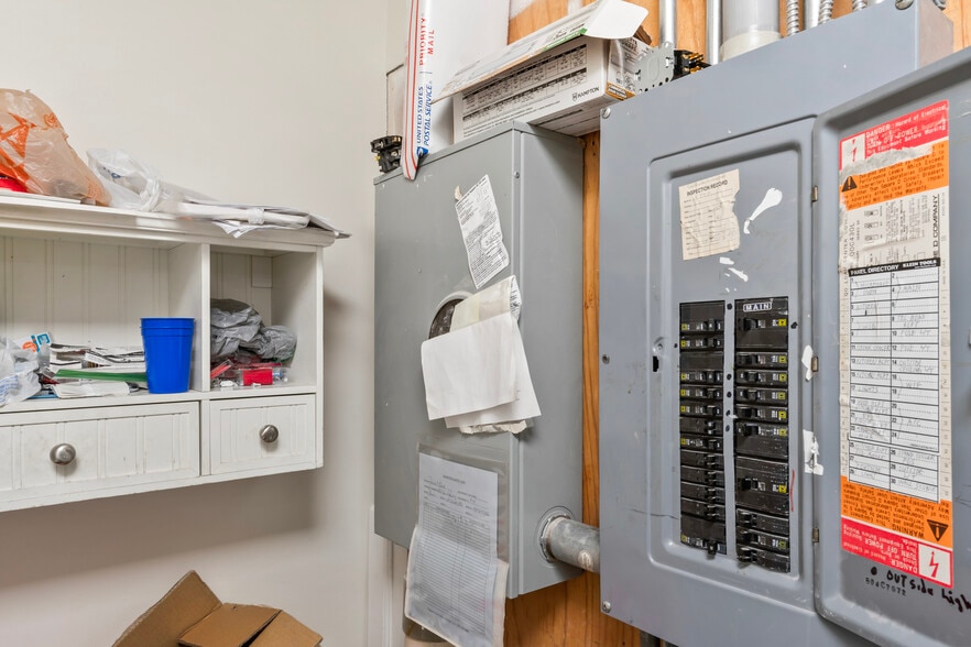 More Photos Of 322-323 W Lee Hwy, Warrenton Freestanding For Lease