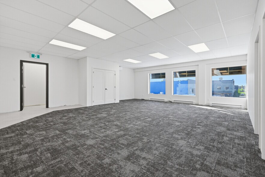 More Photos Of 1015 Boul Lionel-Boulet, Varennes Warehouse For Lease