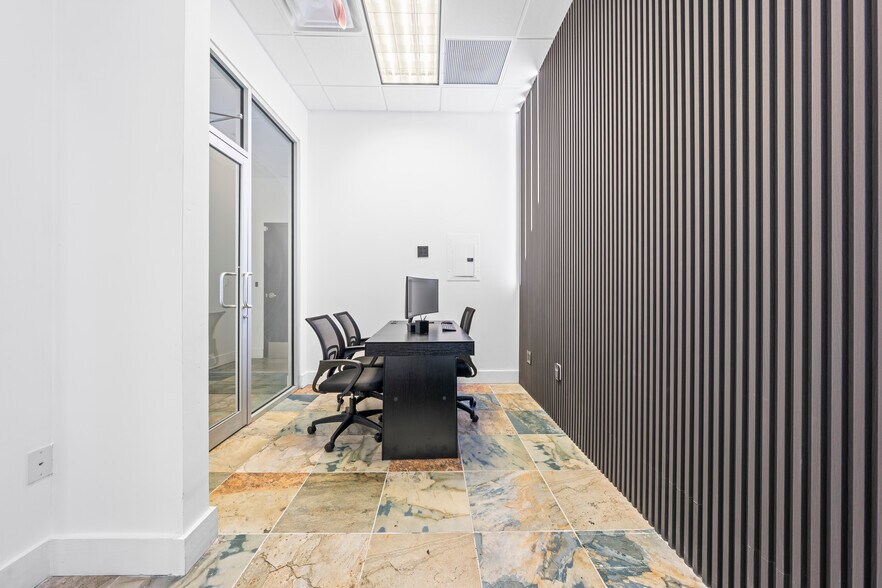 More Photos Of 2500 NW 39th St, Miami Light Distribution For Sale