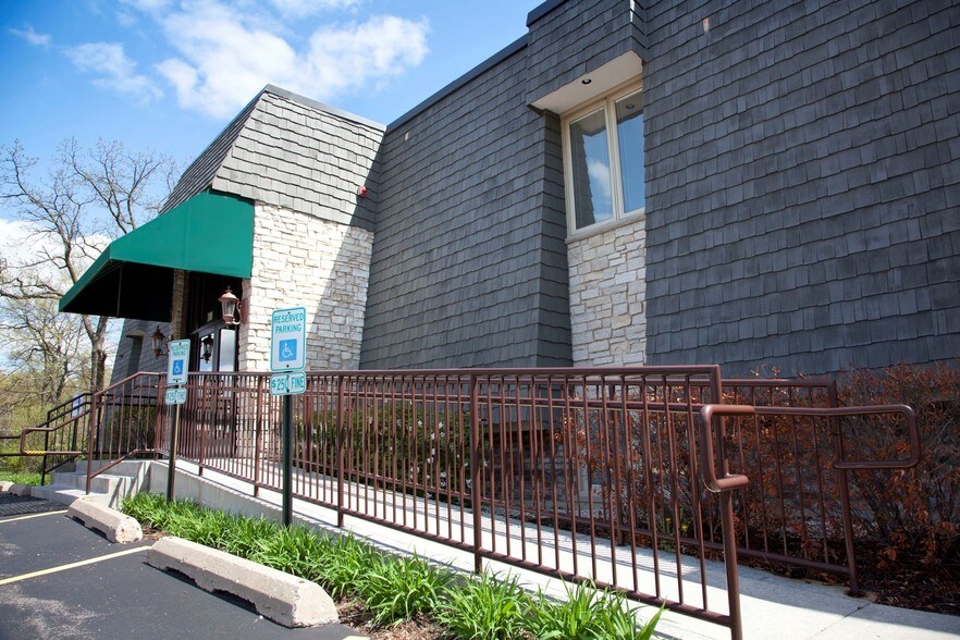 More Photos Of 100 N Lincolnway, North Aurora Medical For Lease