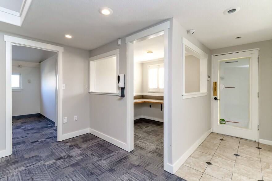 More Photos Of 3838 S Warner St, Tacoma Flex For Lease