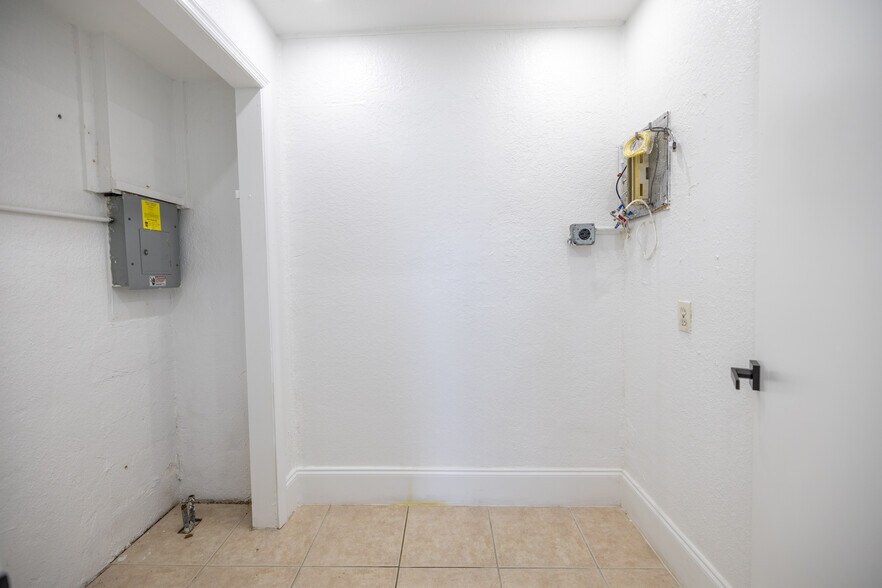 More Photos Of 4830 Palm Beach Blvd, Fort Myers Auto Repair For Lease