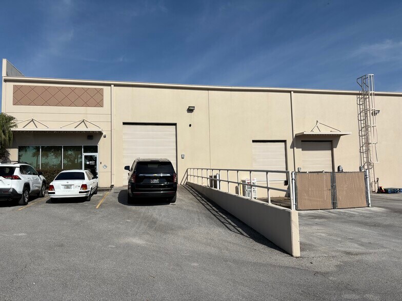 More Photos Of 2420 W Lynx Ln, Orlando Warehouse For Lease