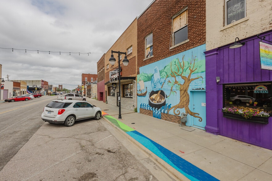 More Photos Of 830 N Kansas Ave, Topeka Bar For Sale