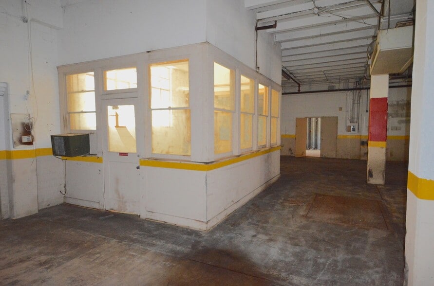 More Photos Of 2120 Walnut St, Jacksonville Warehouse For Lease