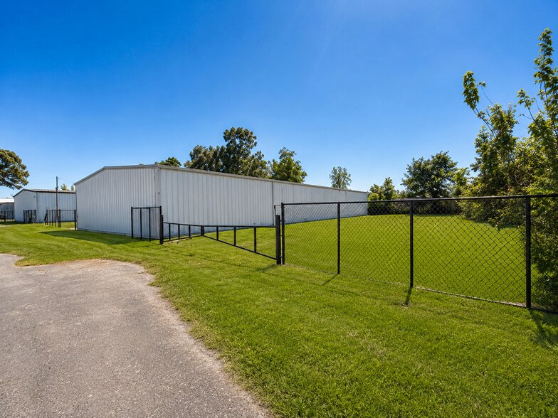 More Photos Of 8635 E Mt Houston Rd, Houston Warehouse For Lease