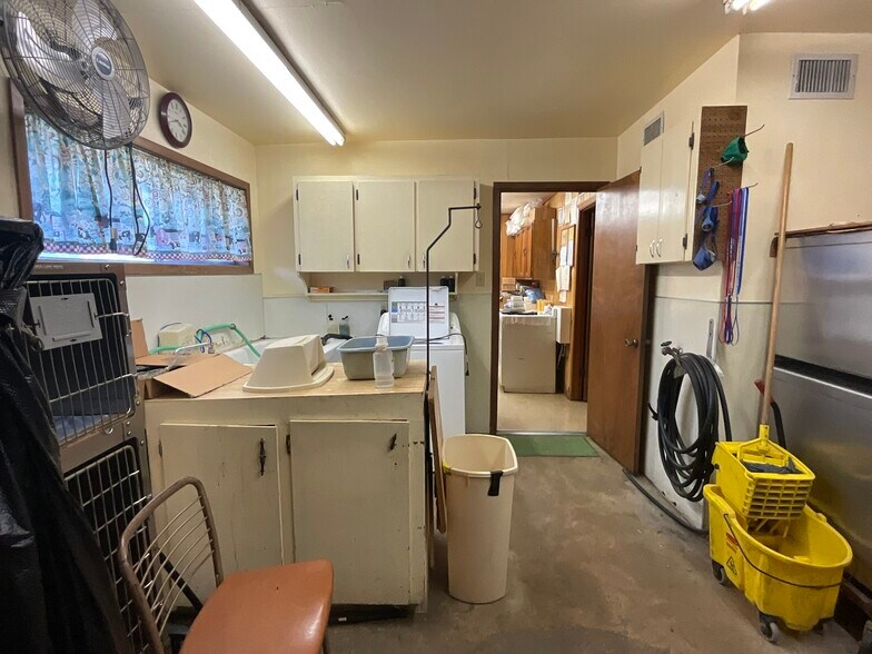 More Photos Of 1310 W Grand Ave, Yoakum Veterinarian Kennel For Sale