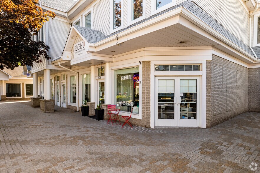 More Photos Of 395 Ch De La Grande-Côte, Rosemère Office For Lease