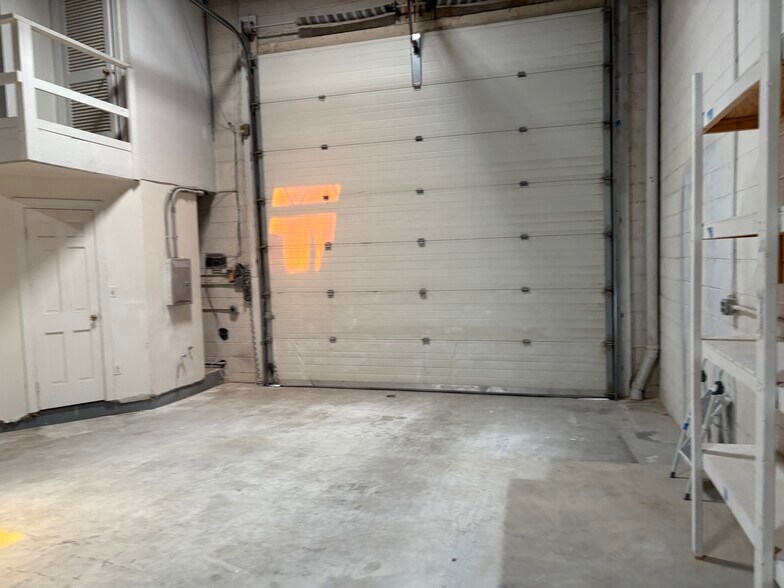 More Photos Of 3248 Colvin St, Alexandria Warehouse For Lease