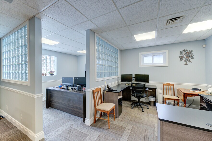 More Photos Of 127 Charing Cross St, Brantford Office For Sale