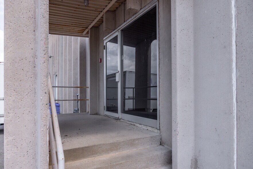 More Photos Of 321 NE Wilson St, Minneapolis Light Distribution For Lease