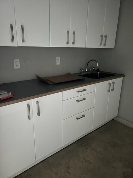 More Photos Of 8490-8496 Tyco Rd, Vienna Showroom For Lease
