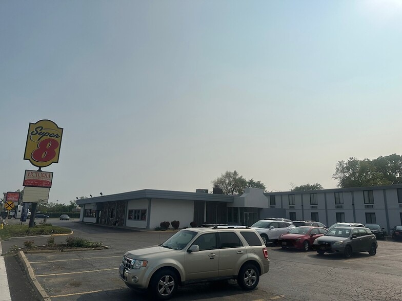 More Photos Of 2080 Mannheim Rd, Northlake Hotel For Sale