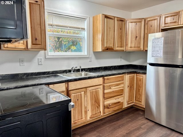 More Photos Of 512 NW Cecil Ave, Roseburg Office For Sale