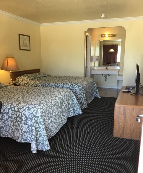 More Photos Of 1075 W US Highway 87, Eden Hotel For Sale