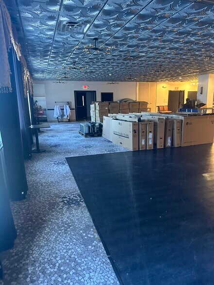 More Photos Of 7076 Highland Rd, Waterford Hotel For Lease