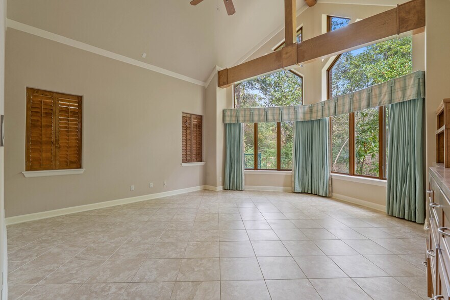 More Photos Of 16621 Hereford Dr, Tomball Flex For Sale