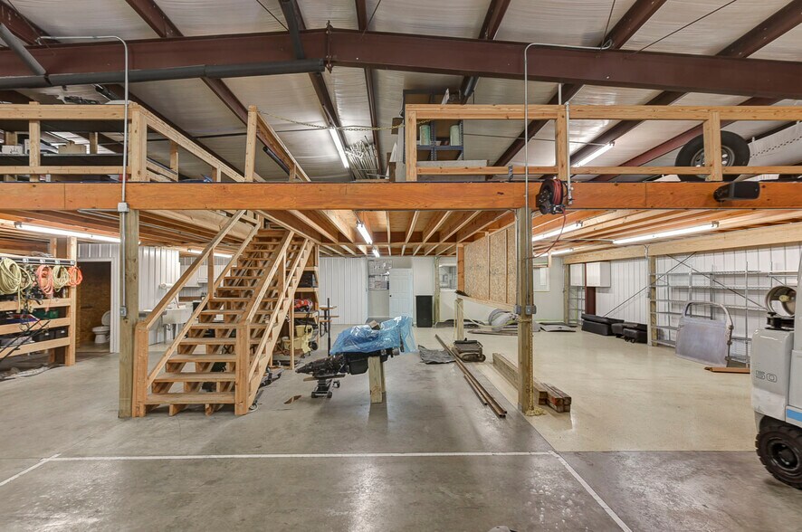 More Photos Of 108 Prides Way, Lexington Light Distribution For Sale