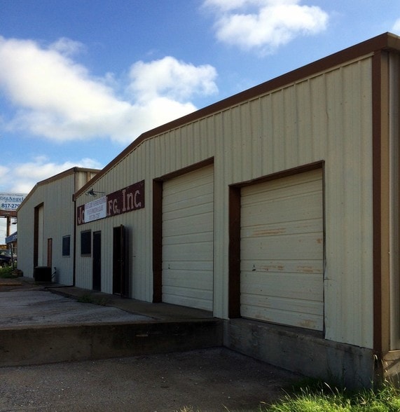 More Photos Of 440 N Broadway St, Joshua Manufacturing For Lease