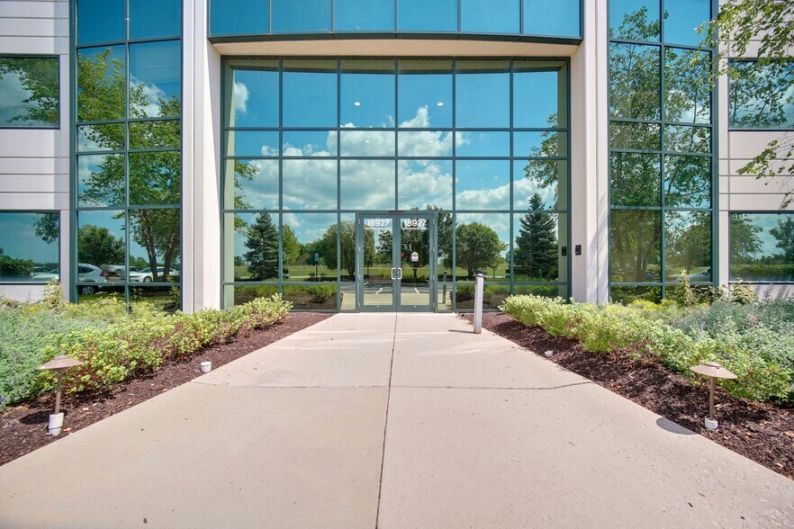 More Photos Of 18927 Hickory Creek Dr, Mokena Office For Lease