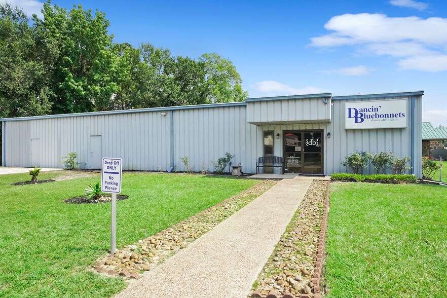 More Photos Of 25020 Oakhurst Dr, Spring Warehouse For Sale