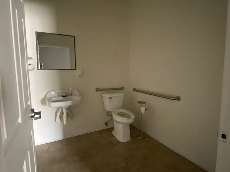 More Photos Of 206 S US-27, Lady Lake Office For Lease