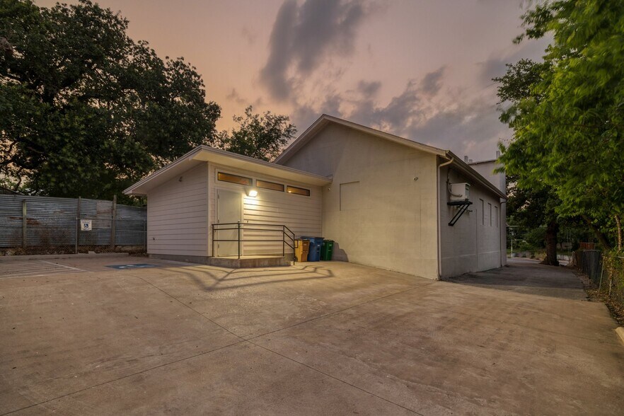 More Photos Of 2205 E 12th St, Austin Movie Radio TVStudio For Sale