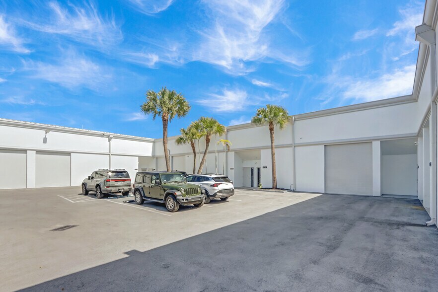 More Photos Of 6950-6964 SW 47th St, Miami Research And Development For Lease
